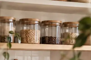 Glazen voorraadpotten met houten deksels